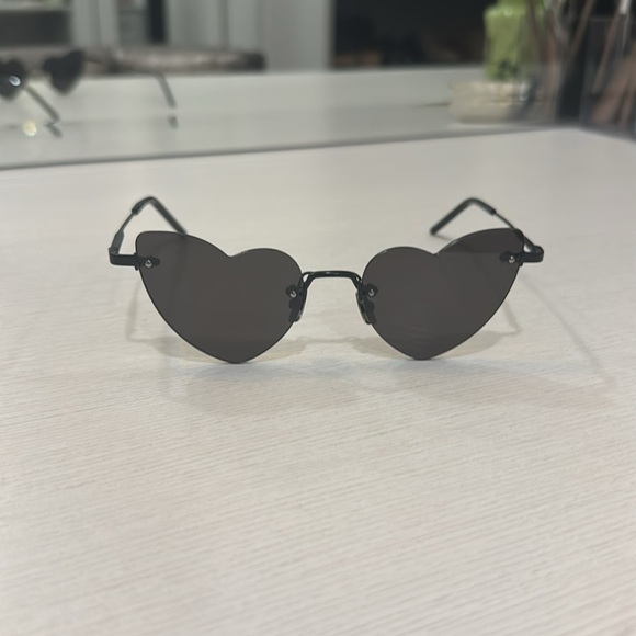 Saint Laurent black heart framed sunglasseses 
SL 301 LOULOU
Metal frame - Picture 4 of 4